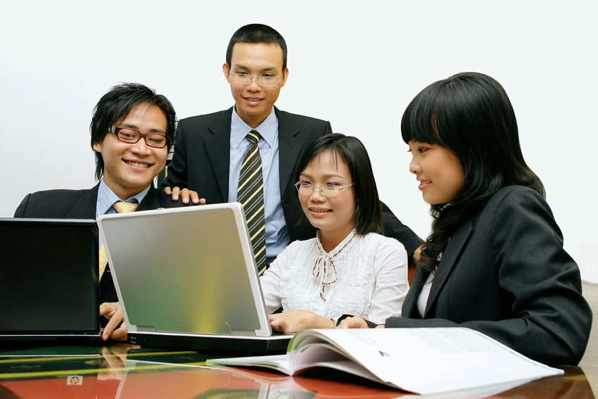 Chỉ có sự ủng hộ, thấu hiểu giữa đồng nghiệp mới khiến mọi người cùng tiến bộ và đề cao. (Ảnh: dankinhte.vn)